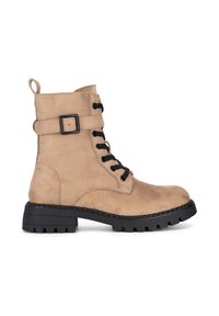 Botines de ante color canela con cordones negros, detalle de hebilla y suela negra gruesa. Cuentan con una lengüeta en el talón y una suela con patrón rugoso.