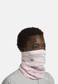 Lichtroze multifunctionele nekwarmer met een zachte textuur, voorzien van subtiele lineaire patronen en een klein logo, ontworpen voor veelzijdig gebruik.