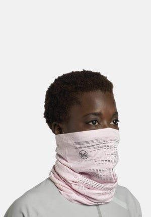 Lichtroze multifunctionele nekwarmer met een zachte textuur, voorzien van subtiele lineaire patronen en een klein logo, ontworpen voor veelzijdig gebruik.