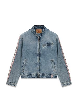 Giacca di jeans azzurro chiaro con zip frontale, tasca sul petto con zip, tasche laterali e nastro brandizzato lungo le maniche.