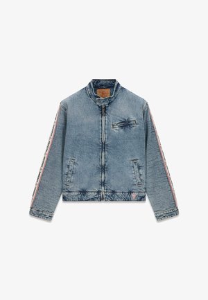 Hellblaue Jeansjacke mit Reißverschluss vorne, Reißverschlusstasche auf der Brust, Seitentaschen und gebrandeter Borte entlang der Ärmel.