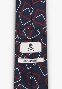 Corbata azul marino con un patrón geométrico de cuadrados rojos y blancos. Incluye una etiqueta con una calavera y "SCALPERS" en negro. Textura suave.