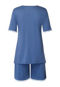 Conjunto de pijama corto azul que incluye una parte superior de manga corta con dobladillo con forma de ola y pantalones cortos a juego, confeccionado en una tela suave y ligera.