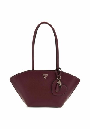 Borsa in pelle bordeaux con forma triangolare, doppi manici e un portachiavi a forma di cuore. Presenta una superficie texturizzata e dettagli del logo.