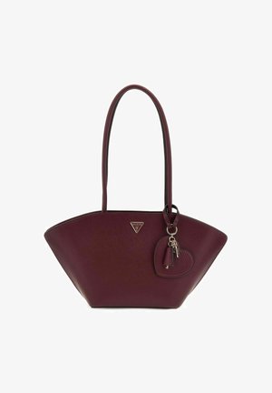 Sac à main en cuir bordeaux avec une forme triangulaire, des poignées doubles et un porte-clés en forme de cœur. Présente une surface texturée et un détail de logo.