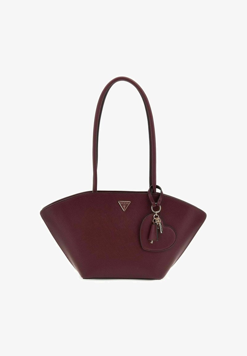 Sac à main en cuir bordeaux avec une forme triangulaire, des poignées doubles et un porte-clés en forme de cœur. Présente une surface texturée et un détail de logo.
