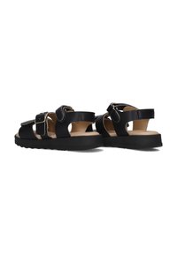 Zwarte sandalen met een gestructureerde bovenkant, dubbele verstelbare banden en een gevoerd voetbed op een stevige rubberen zool met een loopvlak.