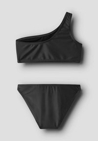 Crni bikini set koji se sastoji od topa s jednim ramenom s bešavnom izradom i odgovarajućim donjim dijelom niskog struka, oba izrađena od glatkog, rastezljivog materijala.