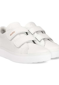 Sneakers bianchi in pelle texture con due cinturini regolabili in velcro, dotati di una suola in gomma e un'etichetta discreta sul lato.