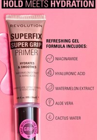 Metallisk beige tube med svart text, 24 ml kapasitet. Oppgir fuktighetsgivende ingredienser på en rosa bakgrunn, med motiver av vannmelon og kaktus.