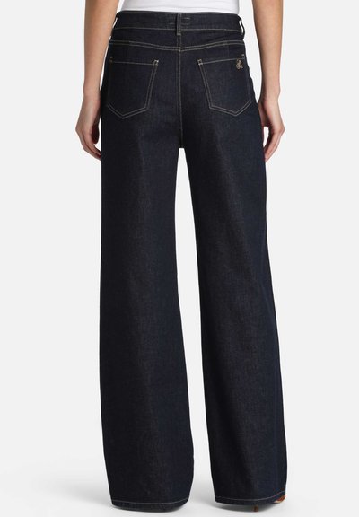 Vidbenede mørk denimbukser med kontrastsyning, to baglommer og høj talje, med en glat struktur og ren finish.