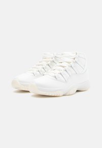 Witte hoge sneakers met een gladde leren afwerking, een gewatteerde kraag, platte veters en een gestructureerde rubberen zool. Heeft lichte accenten en stiksels.