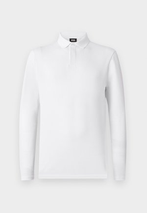 Camisa polo blanca de manga larga con cuello y un solo botón en el cuello, exhibida sobre un fondo sencillo.