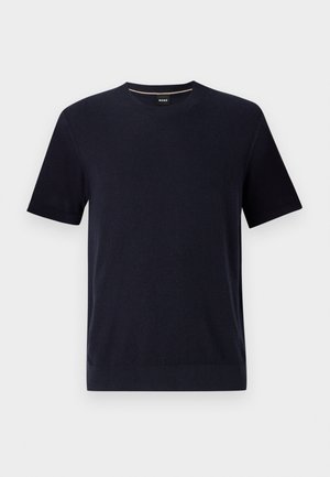 Marineblauwe T-shirt met korte mouwen en ronde hals van een textuurgeweven stof en geribbelde manchetten. Subtiel merkembleem op de halslijn. Minimalistisch ontwerp.
