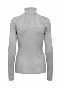 Pull gris à col roulé côtelé avec manches longues, présentant une coupe ajustée et une texture lisse, mettant en valeur un côtelé vertical sur toute la surface.