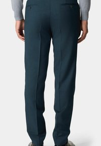 Op maat gemaakte broek in donker teal, met een recht lijfje, textuurstof, twee achterzakken en subtiele stiksels.