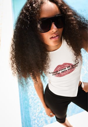 Bershka, PRINTED SLEEVELESS ASYMMETRIC - T-SHIRT - Débardeur - white