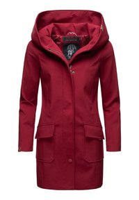 Veste imperméable rouge avec une grande capuche, deux poches avant et une fermeture éclair à l'avant. Elle présente une texture lisse et une taille cintrée pour un look ajusté.
