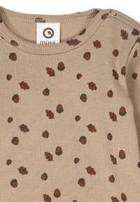 Top beige a maniche lunghe con texture a coste, caratterizzato da un motivo di foglie e ghiande color bordeaux. Chiusura a pressione sulla spalla. Etichetta del marchio visibile.