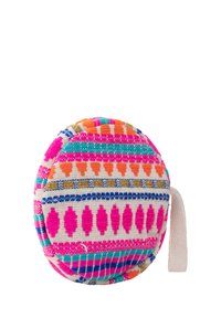 Färgglad rund påse tillverkad av vävt tyg, med livfulla mönster i rosa, orange, blått och guld, samt en ögla för enkel bärning.