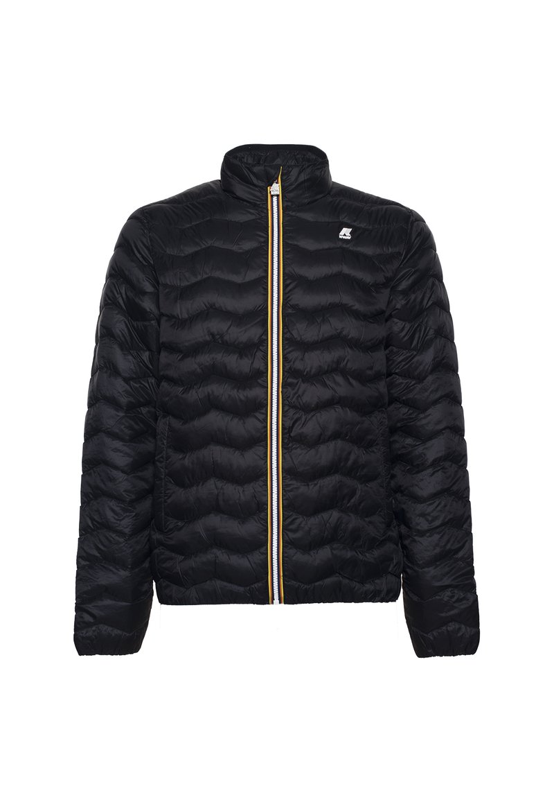 Schwarze, voluminöse Jacke mit hohem Kragen, strukturiertem Obermaterial, gelben Reißverschlussdetails und Logo auf der linken Brust. Keine sichtbaren Taschen.