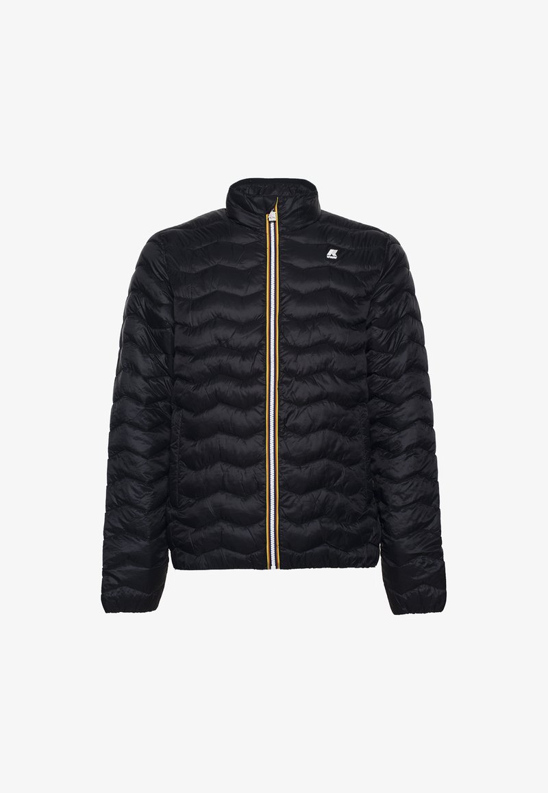 Casaco preto volumoso com colarinho alto, superfície texturizada, detalhes em fecho amarelo e logótipo no lado esquerdo do peito. Sem bolsos visíveis.