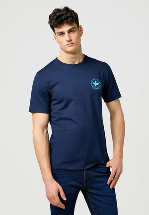 Wrangler SHORT SLEEVE SMALL GRAPHIC TEE - REGULAR FIT - T-Shirt print - mottled blue