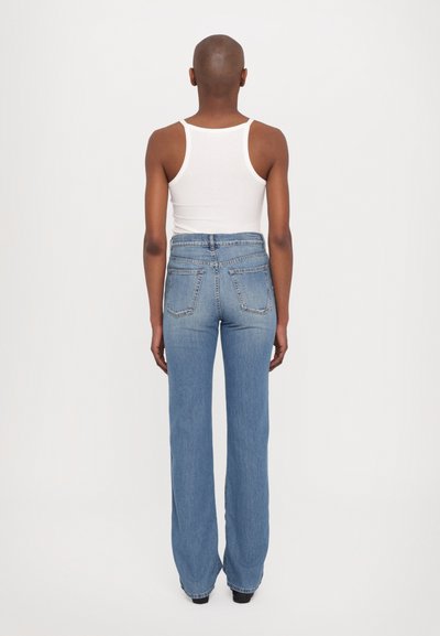 Högmidjade utsvängda jeans i ljusblå denim med en slät yta. Har två bakfickor och en klassisk design.