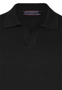 Polo negro hecho de tejido texturizado. Presenta un cuello clásico y una tapeta estrecha. La etiqueta dice "FELIX HARDY", talla M.