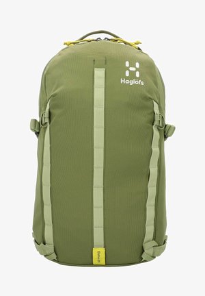 Grüner Rucksack ausTextilmaterial, mit hellgrünen Trägern, einem gelben Etikett an der Unterseite und einem Logo an der Oberseite.