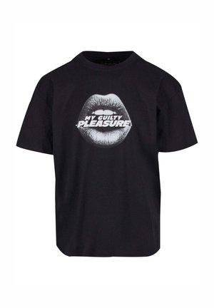 T-shirt in cotone nero con maniche corte, caratterizzato da una grande grafica di labbra e dal testo "IL MIO PIACERE PROIBITO" in bianco.