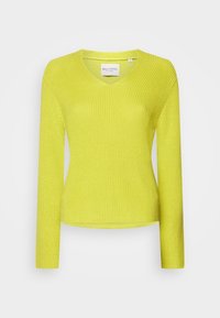 Pull en maille jaune vif à manches longues, présentant un col en V et un tissu texturé, avec une silhouette ajustée et sans éléments métalliques visibles.