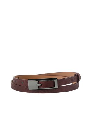 Ceinture fine en cuir marron avec une finition texturée et une boucle rectangulaire en métal argenté, présentée enroulée sur un fond blanc.