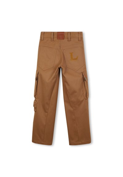 Brązowe spodnie cargo z dwoma tylnymi kieszeniami, boczną kieszenią cargo oraz przeszytym detalem z logo. Wykonane z wytrzymałego materiału o gładkiej teksturze.
