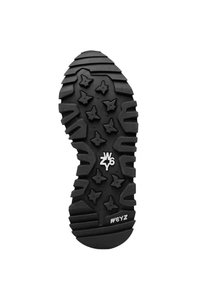 Semelle de chaussure en caoutchouc noir avec un design robuste, comportant des crampons en forme d'étoile et des rainures horizontales pour l'adhérence. Marquée "W6YZ."