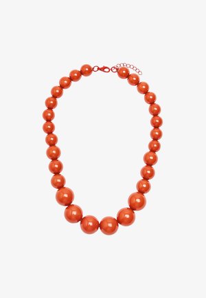 Okrągłe koraliki o różnych rozmiarach, wykonane z błyszczącego pomarańczowego materiału, połączone czerwonym zapięciem z regulowanym łańcuchem.