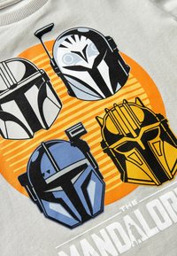Next LICENSED STAR WARS THE MANDALORIAN  BY REGULAR FIT - Tricou cu imprimeu - stone