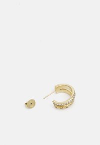 Boucles d'oreilles en or en forme de créole avec un design tressé texturé et deux rangées de pierres claires, accompagnées d'une petite puce.