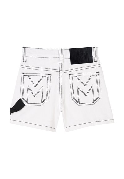 Shorts en denim blanc avec des coutures noires, deux poches arrière avec des motifs "M" et un accent de ceinture texturée noire.