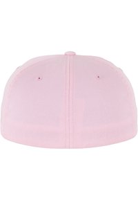 Roze baseballpet met een gladde textuur, een ronde kroon en een platte rand. Bevat ventilatiegaten aan de zijkanten.