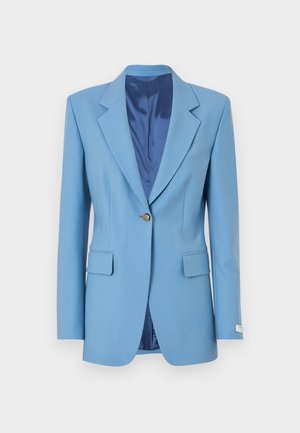 Blazer azzurro chiaro con colletto a lancia, chiusura con un singolo bottone dorato, due tasche frontali e foderato in satin liscio.