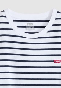 Άσπρο T-shirt με οριζόντιες ναυτικές ρίγες, στρογγυλή λαιμόκοψη και μικρό κόκκ ινο λογότυπο Levi's στην αριστερή πλευρά. Υλικό από βαμβάκι.