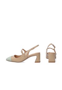 Krémové lakované slingback boty s mentolově zeleným špičatým špičkou, s středně vysokým blokovým podpatkem a nastavovacími popruhy.