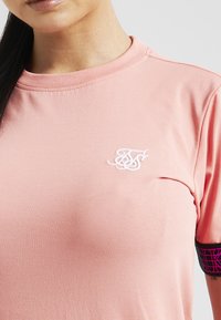 SIKSILK TAPED T-SHIRT - Triko s potiskem - coral