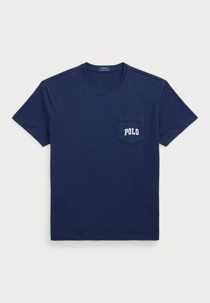 Tmavě modré bavlněné tričko s kulatým výstřihem, krátkými rukávy, náprsní kapsou a bílým potiskem "POLO" na kapse.