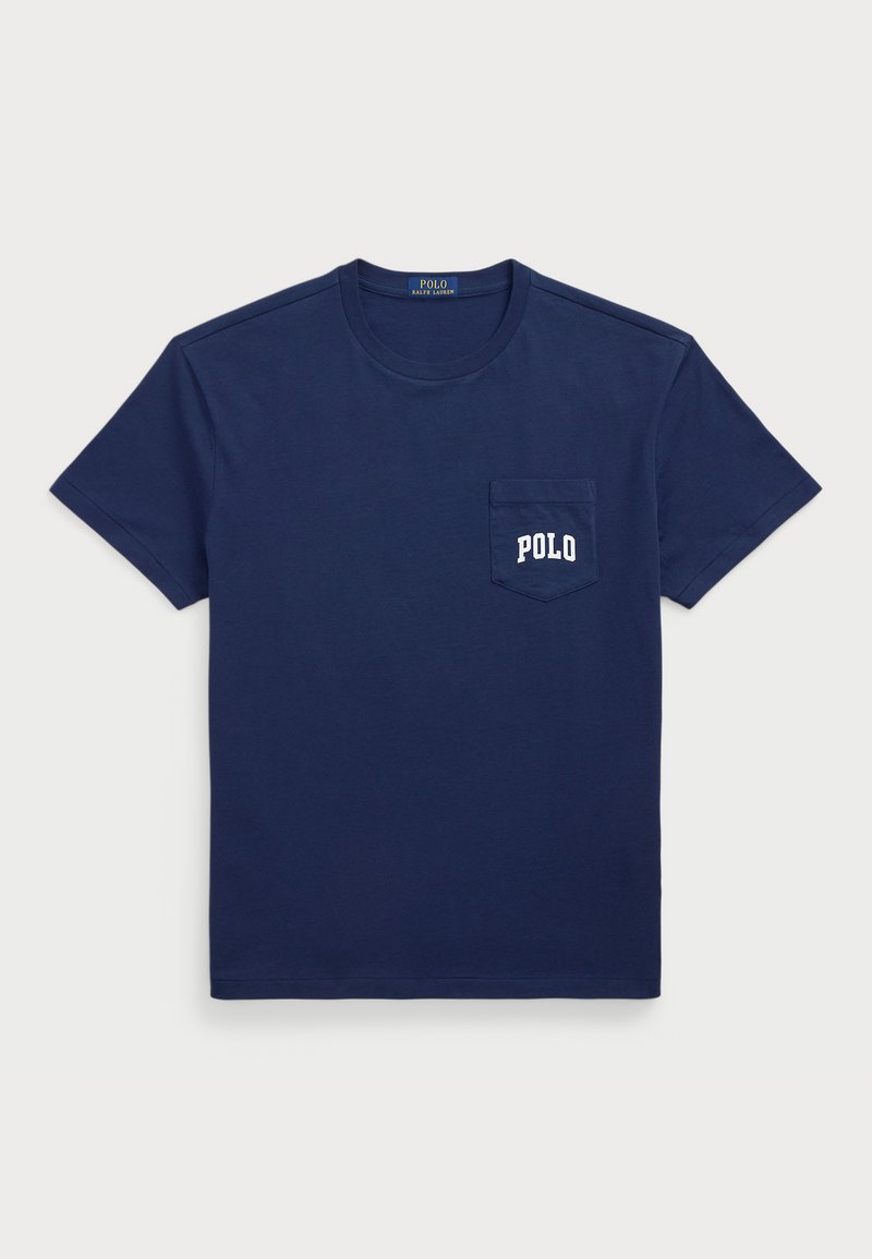 Tricou din bumbac de culoare bleumarin, cu guler rotund, mâneci scurte, o buzunar pe piept și text alb "POLO" imprimat pe buzunar.