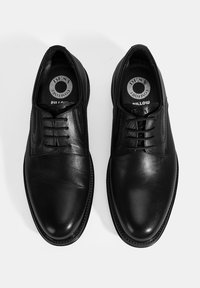 Schwarze Lederschuhe mit glatter Textur, Schnürdesign, runder Zehenform und minimalen Akzenten. Komfortable Innensohle ist sichtbar.