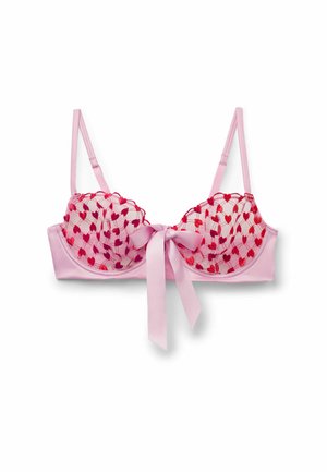Rosa bh med røde broderede hjerter, der dækker skålene, justerbare stropper og en satin sløjfe bundet foran i midten.