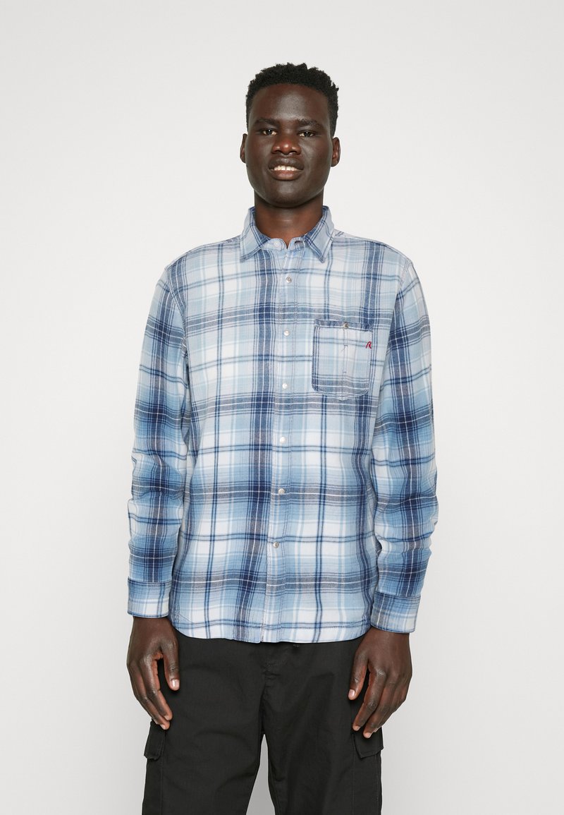 Herren Langarmhemd mit Knopfleiste, kariertes Muster in Blau und Weiß, mit einer Brusttasche und klassischem Kragen. Aus leichtem Stoff gefertigt.