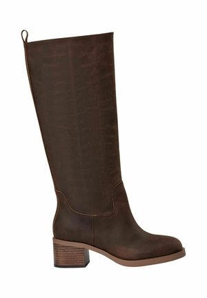 Wysoki brązowy skórzany but z grubym obcasem i pętelką do ściągania u góry, widok z boku na białym tle.